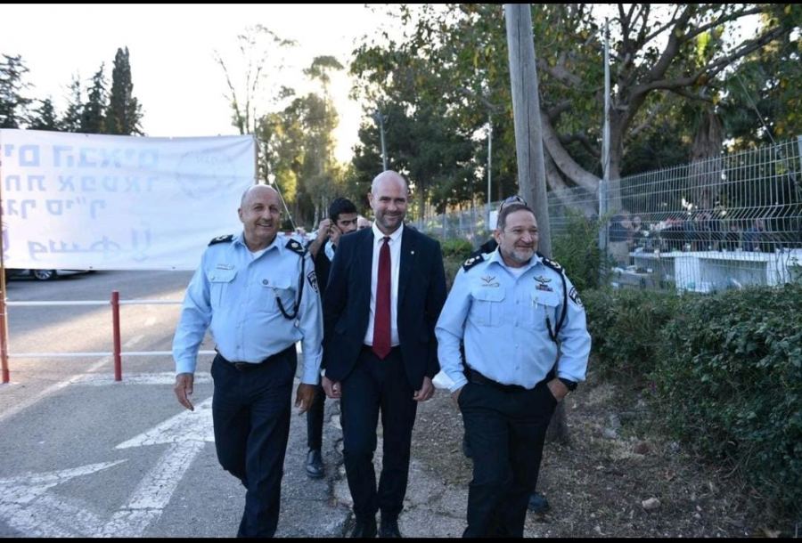 شرطة إسرائيل تقيم مائدة إفطار رمضانية